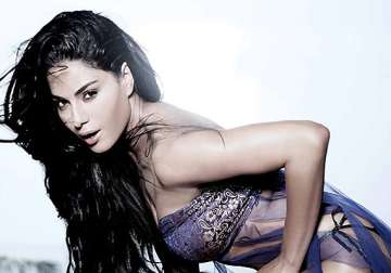 lol veena malik calls 26th january a black day for india watch video