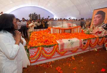 lakhs attend bhupen hazarika s funeral