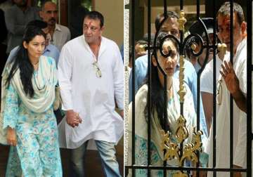 sanjay dutt s emotional moments with wife manayta minutes before surrender view pics