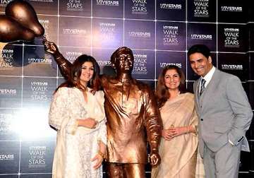 legendary actor rajesh khanna s statue unveiled in mumbai
