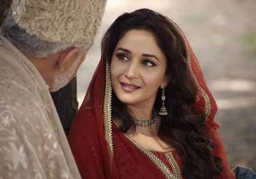 madhuri dixit s first look in dedh ishqiya out view pics