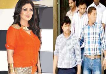 man held for robbery in mumbai claims to be shilpa shetty s pa