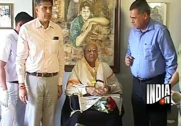 manish tewari hands over phalke award to pran