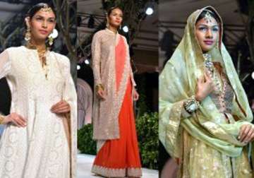 meera muzzafar ali keep it traditional elegant at india bridal fashion week