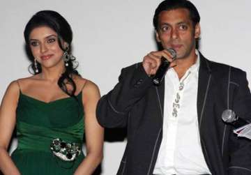 no steamy sequence between salman asin says bazmee