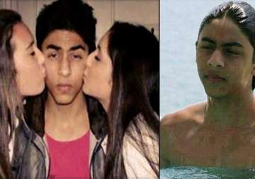 omg shah rukh s son aryan khan kissed by two girls see pics