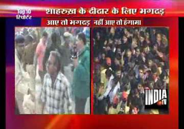 police resort to cane charge as shah rukh was mobbed by fans in jaipur