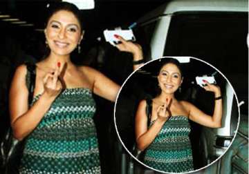 pooja mishra showed her finger up at airport