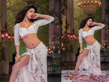 priyanka chopra sizzles in item number for ram leela out view pics