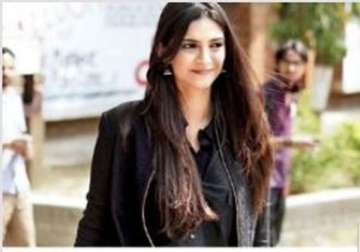 raanjhanaa director in search of voice for sonam kapoor