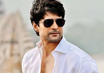 breaking rajeev khandelwal seriously injured in a car accident suffers shoulder injury