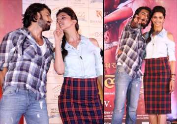 ranveer singh and deepika padukone grooved mumbai audience view pics