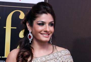 raveena tandon to play a cougar in shobhana 7 nights