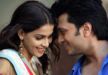 riteish genelia s love story to unfold on stage