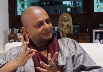 rituparno ghosh has eye infection due to makeup