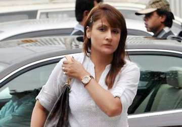 rs 51 000 cash stolen from tv actor urvashi dholakia s car in mumbai