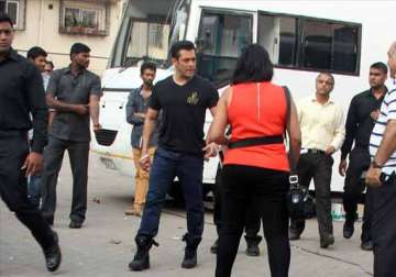 salman khan gives rs 1 lakh each to 200 people associated with jai ho view pics