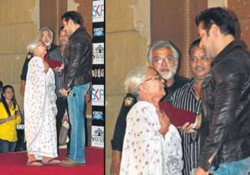 salman khan gets emotional while meeting his nanny view pics