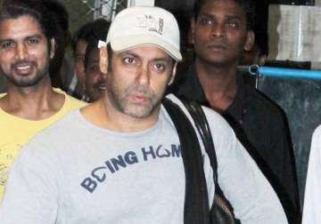 salman khan returns from us to appear in mumbai court tomorrow watch pics