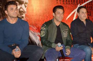 salman khan unveils jai ho s trailer view pics watch trailer