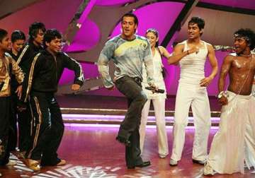 salman to do item number in ajay s film for free