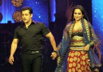 salman unwilling to do intimate scenes with sonakshi