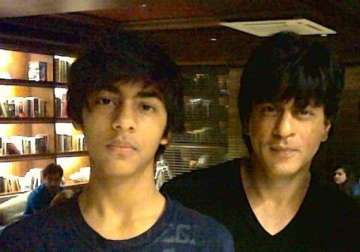 shah rukh khan worried about son aryan s partying habits view pics
