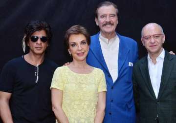 shah rukh khan finds a fan in the former president of mexico vicente fox see pics