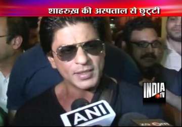 shah rukh khan discharged from lilawati hospital view pics