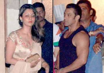 shah rukh gives a miss gauri and salman attends sohail khan s diwali bash view pics