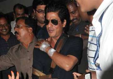 shah rukh has a shoulder fracture advised rest