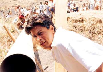 shah rukh khan hasn t seen swades yet see pics