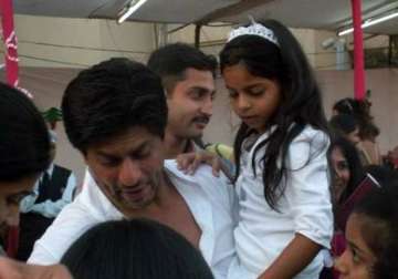 shah rukh hurts ribs playing soccer with daughter