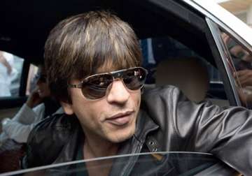 shah rukh to undergo knee surgery in july