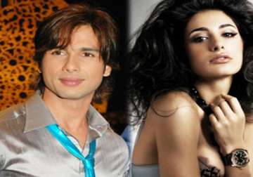 shahid nargis to play lead pair in siddharth s film