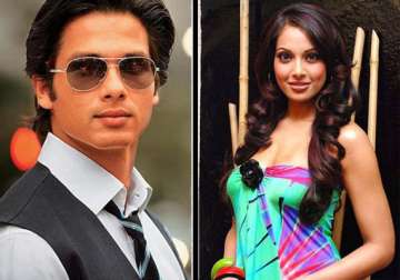 shahid on a grecian holiday target bipasha