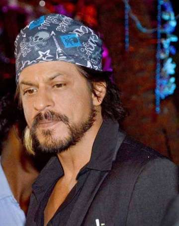 shah rukh khan s knee troubling him might undergo surgery