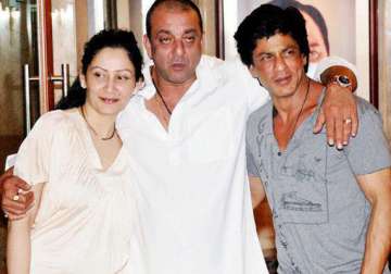 sanjay dutt has 3 days left to go to jail shahrukh pays late night visit watch video