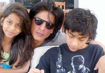 shah rukh khan to babysit aryan suhana abram for five days