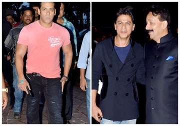shahukh khan and salman khan end 5 year old rivalry hugged eachother at iftaar view pics
