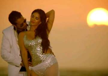 shake that booty song review sunny leone and mika singh are unimpressive watch video