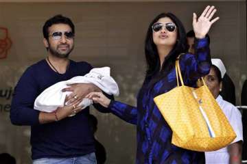 shilpa shetty leaves hospital with newborn