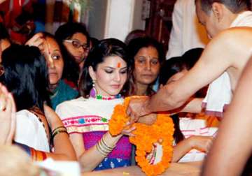 shiv sena objects to sunny leone visiting siddhivinayak temple