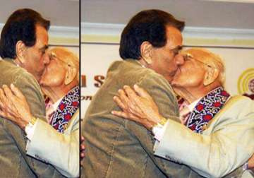 shocking dharmendra kisses politician ram jethmalani publicly view pic