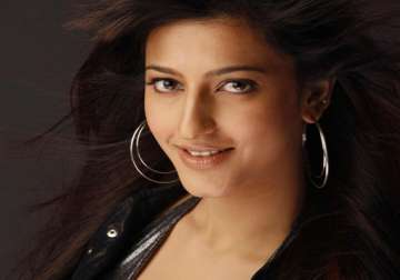 shruti hassan wants to show her real side on screen.