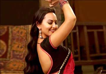 sonakshi injures her eye while doing an item number