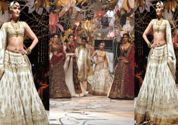 indian bridal fashion week sonam kapoor turns into a beautiful bride