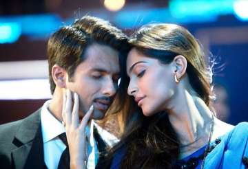 sonam kissed shahid in mausam