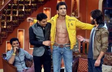 sonu sood flaunts abs shahid sonakshi fall asleep at comedy nights with kapil view pics