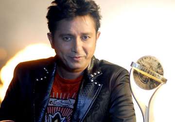 sukhwinder croons for rab mujhe pyaar ho gaya